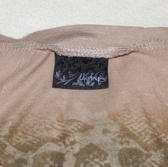 Women's daytrip size small t-shirt - Picture 4 of 6